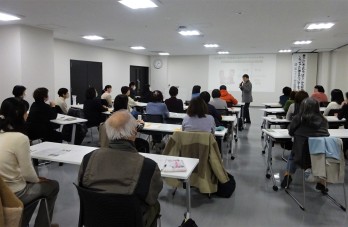 講演する萩原なつ子の写真