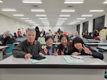 井上さんご一家と萩原なつ子の記念写真