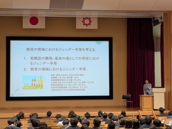 講演する萩原なつ子の写真