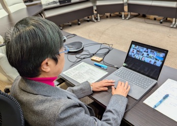 萩原なつ子がパソコンを開いてオンライン会議に出席する様子