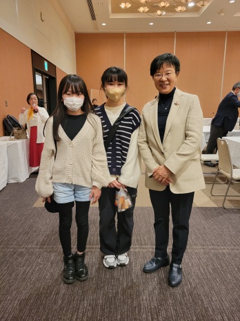 参加してくれた子どもたちと萩原なつ子の写真