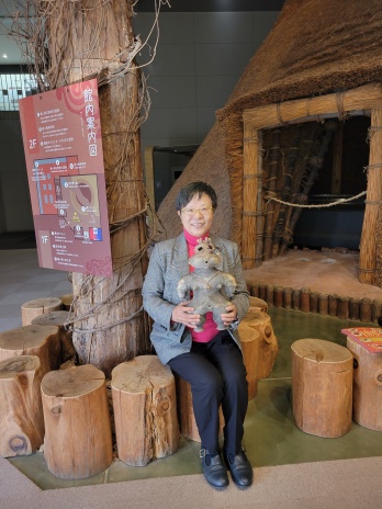 遮光器土偶をもつ萩原なつ子の写真