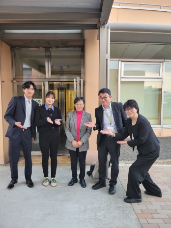 つがる市役所の皆さんと萩原なつ子の記念写真