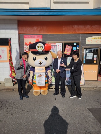 津軽鉄道の皆さんと萩原なつ子の記念写真