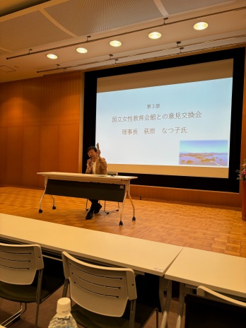 登壇する萩原なつ子の写真