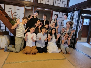 皆さんと萩原なつ子の集合写真