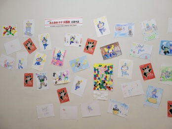 みんなのナナ大募集応募作品として展示されている子どもたちの絵