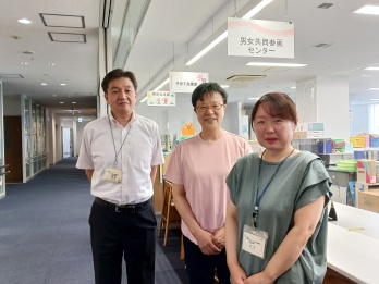 伊賀市人権政策課長と男女共同参画係長と萩原なつ子の記念写真
