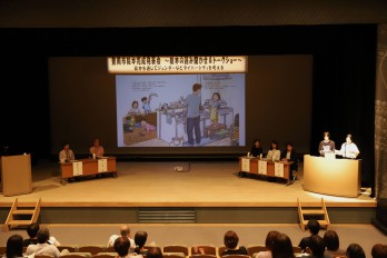 絵本完成発表会で大学生が絵本の朗読をしている写真
