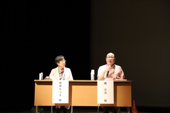 絵本完成発表会に出席する嶋教育長と萩原なつ子の写真