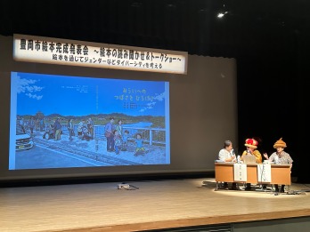 絵本完成発表会に被り物をして出席している萩原なつ子の写真