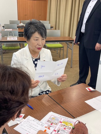 アイスブレイクに参加する上川陽子外務大臣の写真