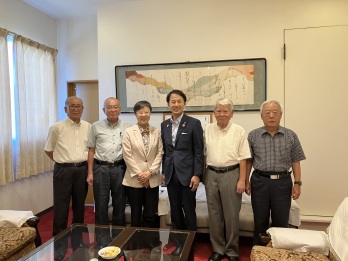 佐賀市長と自治会長の皆様と萩原なつ子の記念写真