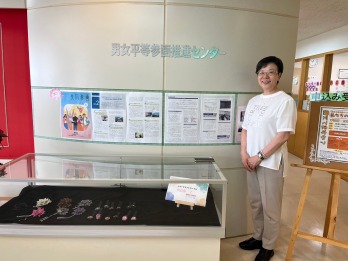 苫小牧市男女平等参画推進センターの前に立つ萩原なつ子の写真