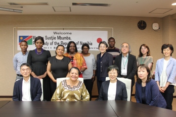 サスティエ・ムブンバ・ナミビア共和国大統領夫人らと国立女性教育会館職員の記念写真