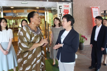 サスティエ・ムブンバ・ナミビア共和国大統領夫人と国立女性教育会館理事長の萩原なつ子が話している記念写真