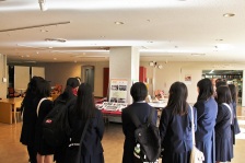 埼玉県立春日部女子高等学校の生徒の皆さんが女性教育情報センターを見学している写真
