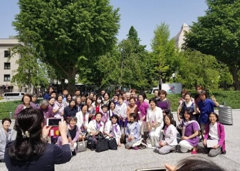 女性たちが記念撮影をしている写真