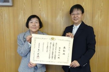 萩原理事長とボランティアの田中照代さん