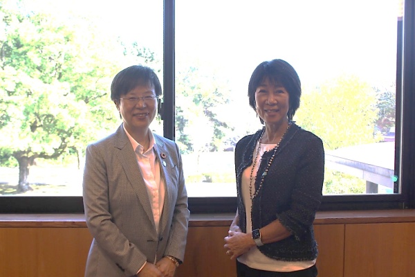 萩原なつ子と岡島喜久子氏の写真
