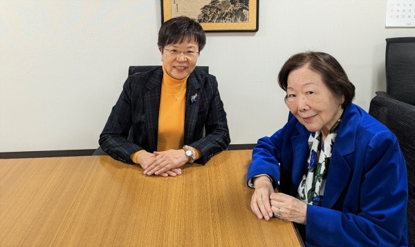 萩原なつ子と樋口恵子氏の写真
