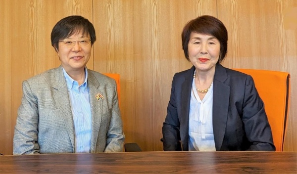 萩原なつ子と山極清子氏の写真
