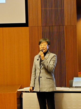 講演する萩原なつ子