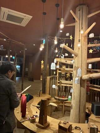 木育を目的としたおもちゃに触れる萩原なつ子