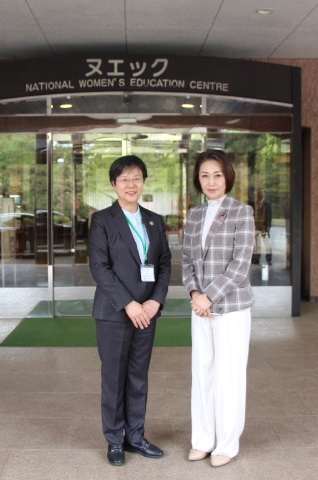 三原大臣と萩原なつ子の記念写真