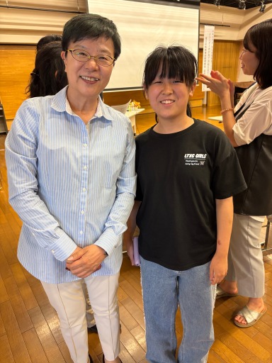 参加した高校生と萩原なつ子の記念写真
