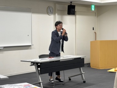 説明している萩原なつ子の写真