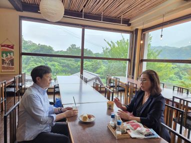 飯倉社長と萩原なつ子が意見交換している写真