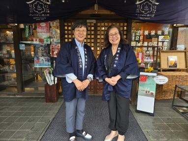 飯倉社長と萩原なつ子の記念写真