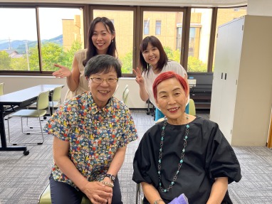 上野千鶴子さんらと萩原なつ子の記念写真