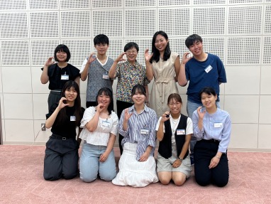 参加者の皆さんと萩原なつ子の記念写真