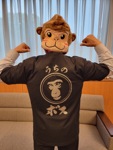 猿のTシャツを着た萩原なつ子の後ろ姿の写真