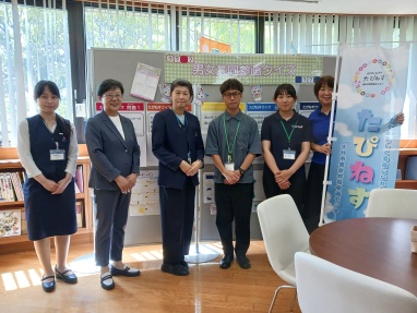 たぴねすのスタッフの皆さんと萩原なつ子の記念写真