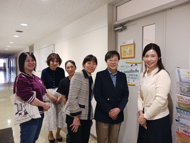 奈良女子大学男女共同参画推進機構の皆さんと萩原なつ子の記念写真