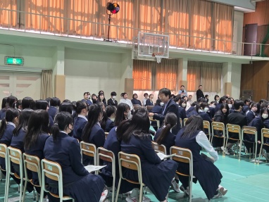 生徒に話しかける萩原なつ子の写真