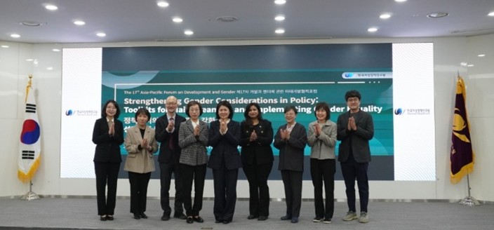 登壇者の皆さんと萩原なつ子の記念写真