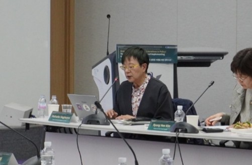 萩原なつ子が登壇している写真