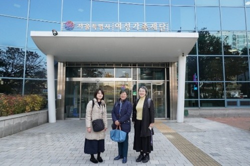 ソウル女性プラザの前に立つ萩原なつ子の写真