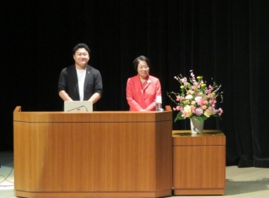 講師2人が登壇している写真