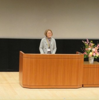 実行委員会長が挨拶している写真