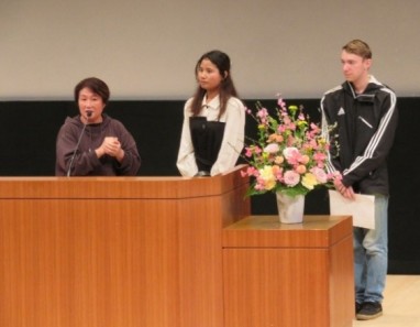 3人が登壇しスピーチしている写真