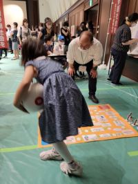 こども霞が関見学デーですごろくを行う様子