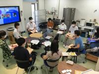 山梨大学の学生とワークショップする様子