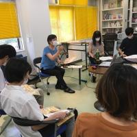 山梨大学の学生とワークショップする様子