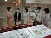 公明党女性委員会がヌエックを施設見学する様子