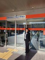 フレンテみえの入口と荻原くるみ氏の写真